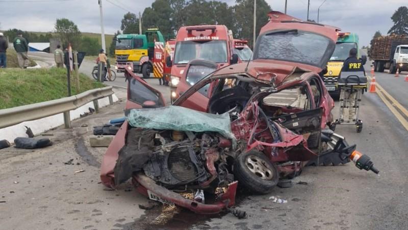 Motorista e passageiro ficam presos nas ferragens em violenta colisão entre carro e caminhão