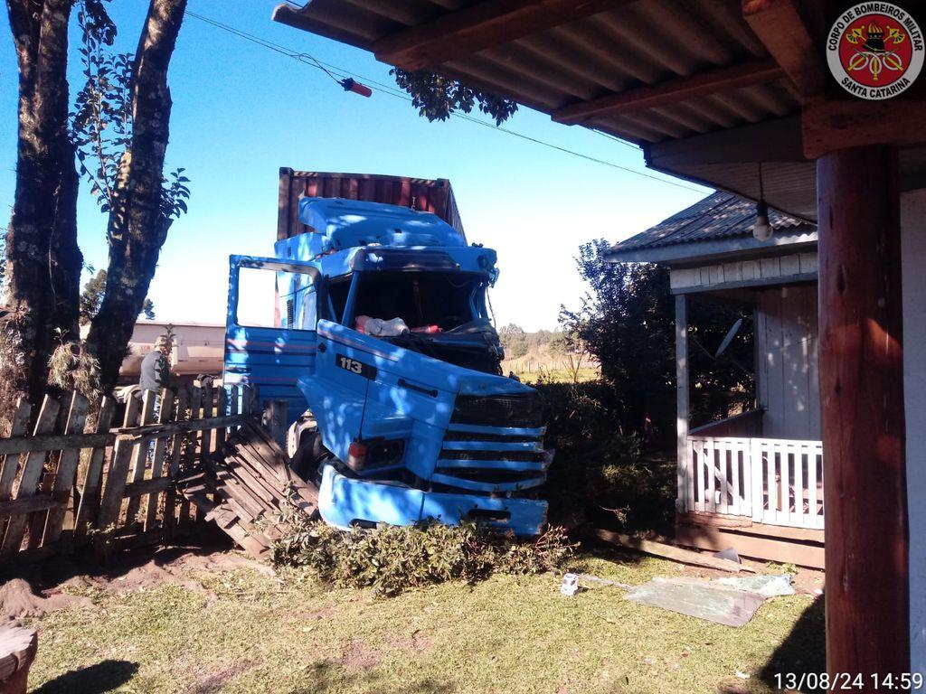 Motorista fica gravemente ferido em acidente entre carretas em Santa Cecília