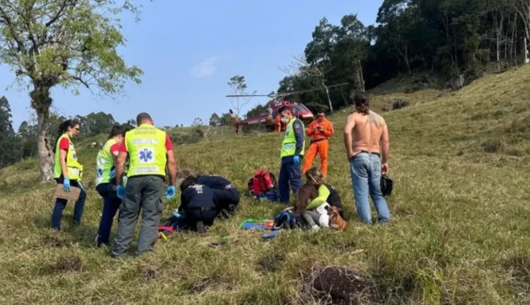 Mulher cai de parapente e é resgatada com ferimentos em SC