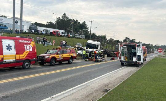 Mulher grávida fica em estado grave após acidente entre carro e carreta na BR-470