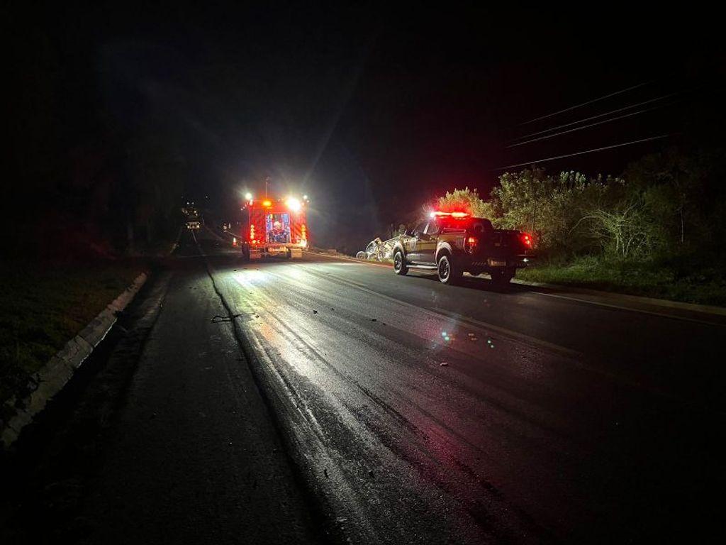 Mulher morre e precisa ser desencarcerada após acidente com caminhão na BR-280, em Canoinhas