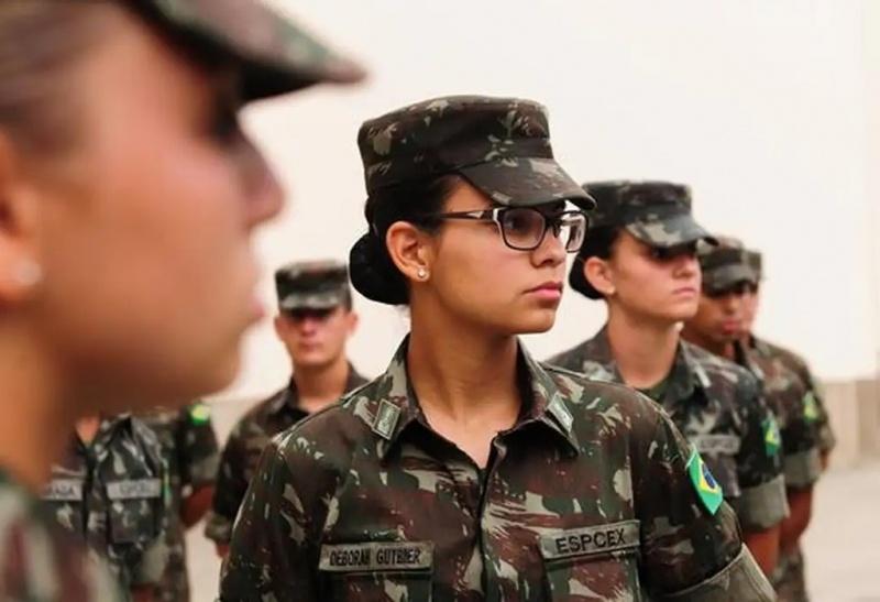 Mulheres poderão se alistar no serviço militar aos 18 anos