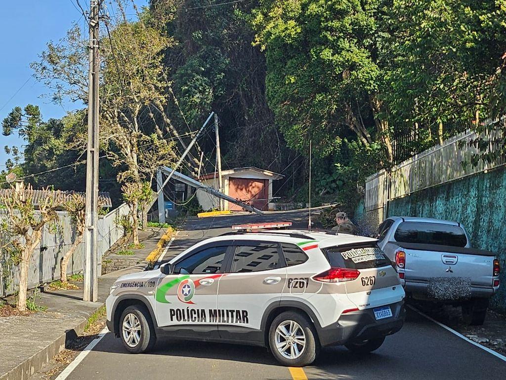 Ônibus bate e derruba poste interditando rua em Joaçaba