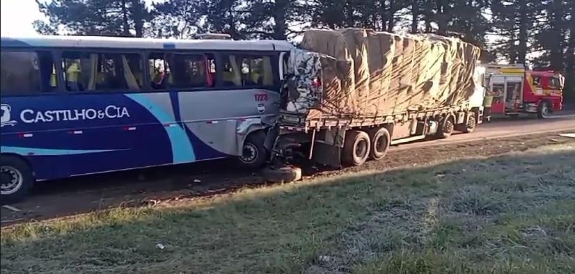 Ônibus e caminhão se envolvem em acidente; 33 pessoas foram para o hospital