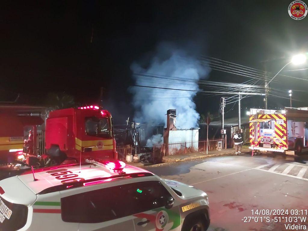 Tragédia em Videira: Incêndio em casa deixa duas vítimas fatais