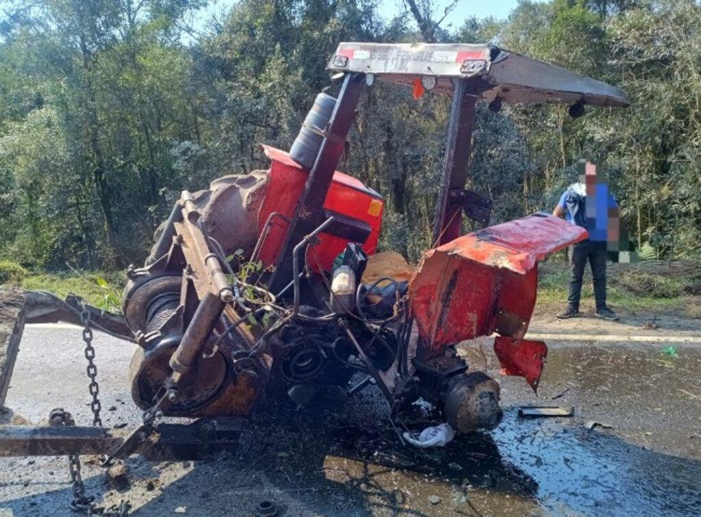 Trator se parte ao meio após colisão na BR-470