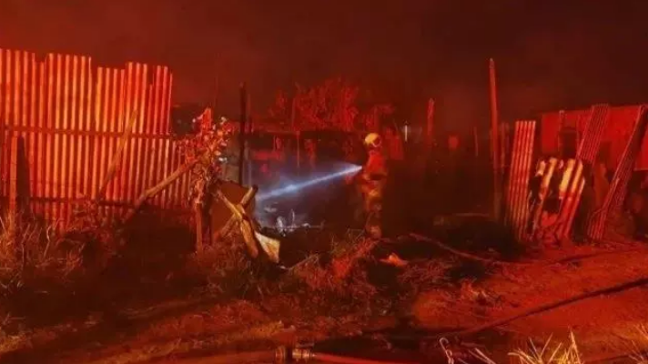 Três crianças morrem carbonizadas em residência