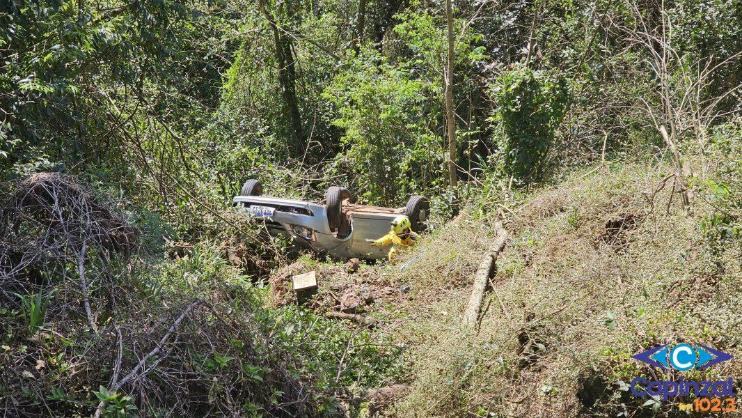 Veículo sai da pista e cai em ribanceira no interior de Capinzal