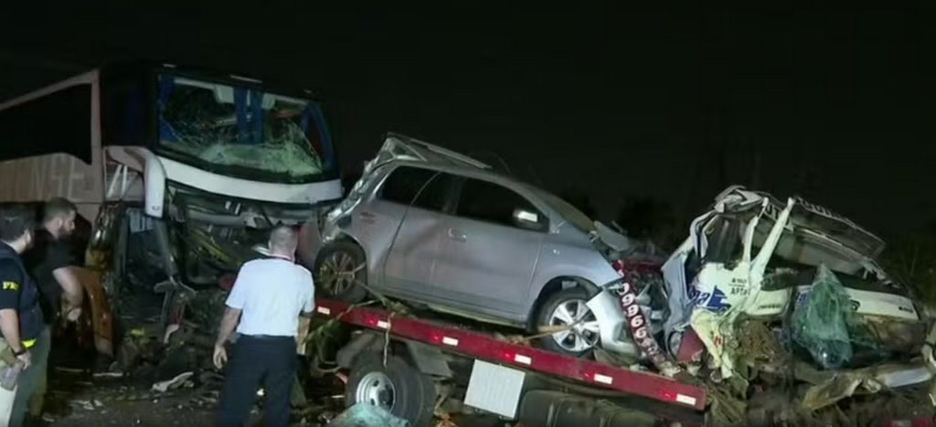 Acidente com ônibus que saiu de Santa Catarina deixa um morto no PR