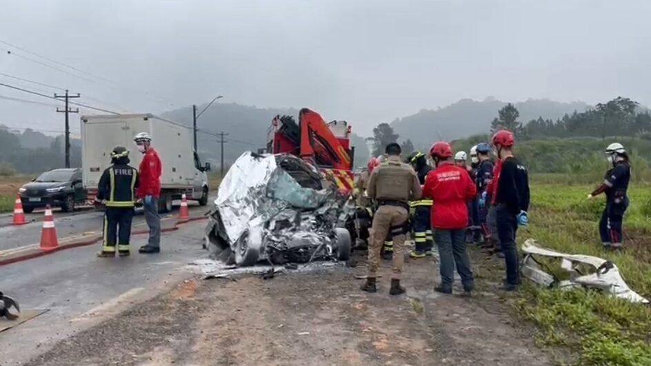 Acidente deixa carro destruído e motorista morto na BR-280 em Jaraguá do Sul