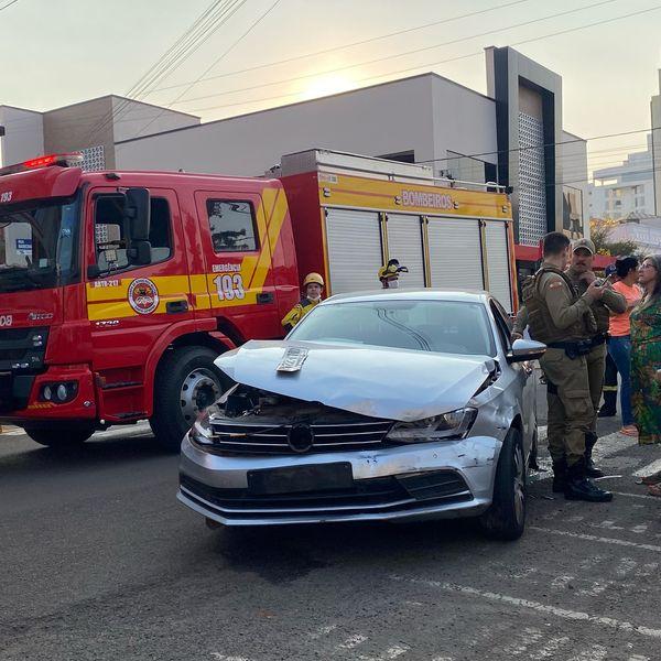 Acidente envolve três carros e uma moto no centro de Campos Novos