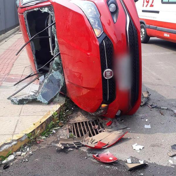 Acidente no centro de Campos Novos resulta em tombamento de veículo e deixa mulher ferida