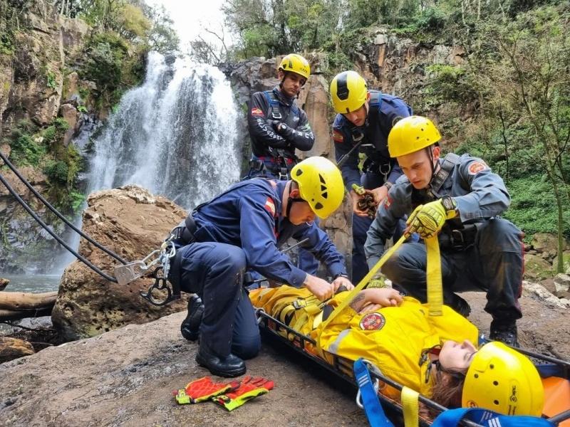 Bombeiros realizam simulado de salvamento em altura na cascata