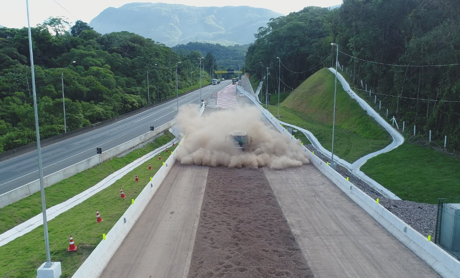 Caminhão perde freios e manobra salva vidas na BR-376