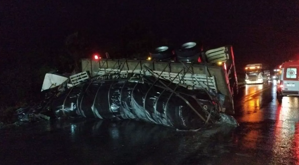 Caminhão tomba em acidente na BR-282, em Ponte Serrada