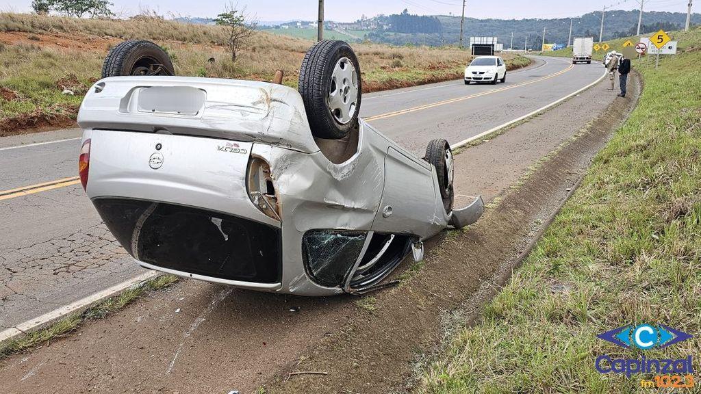 Carro capota após pneu estourar na SC-467, em Capinzal