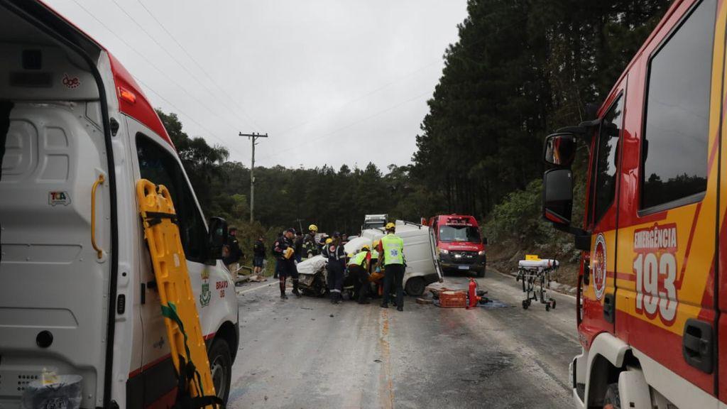 Carro perde controle, entra na contramão e colide contra ambulância na BR-282 em SC