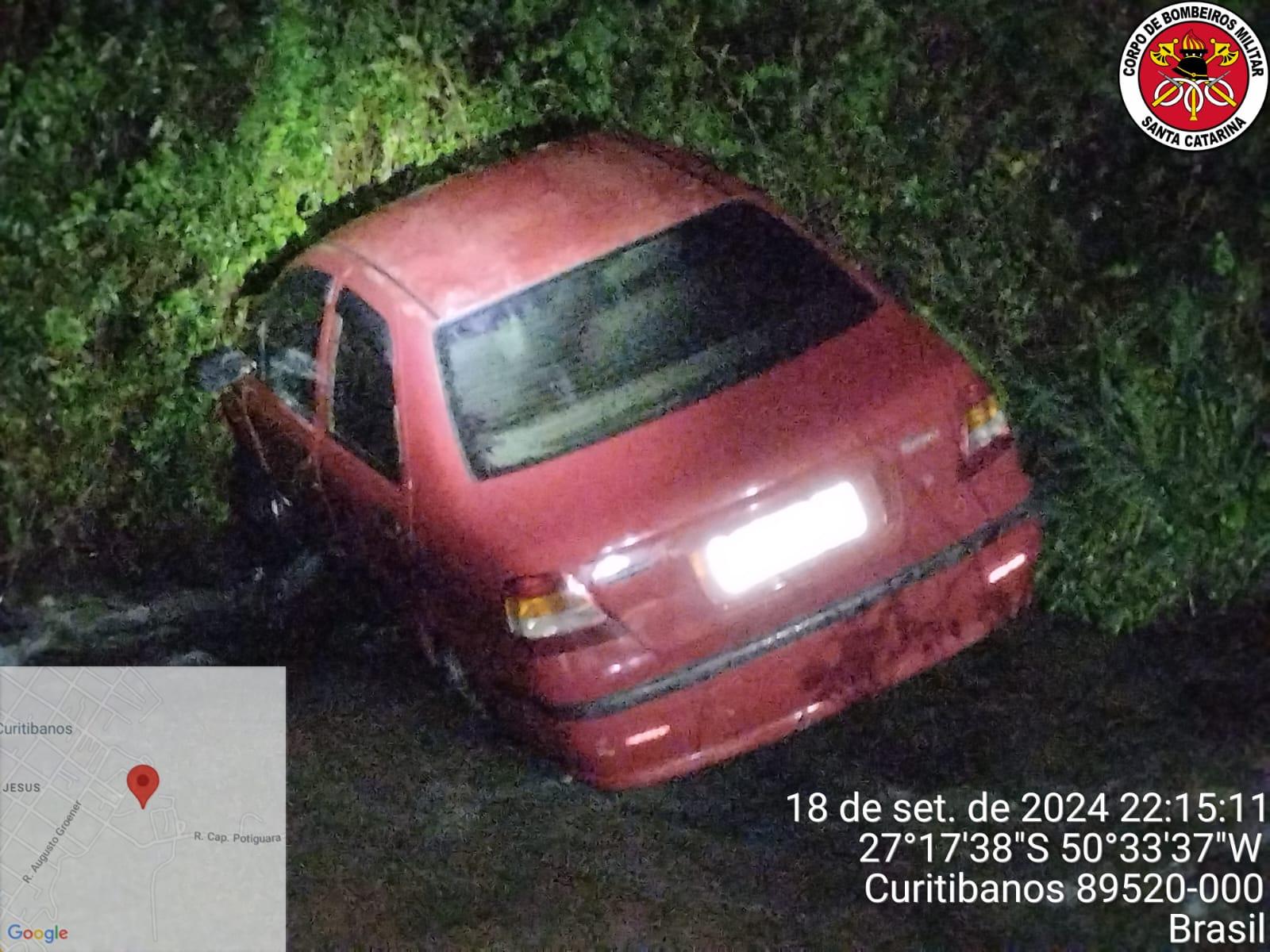 Carro sai da pista e cai em rio em Curitibanos