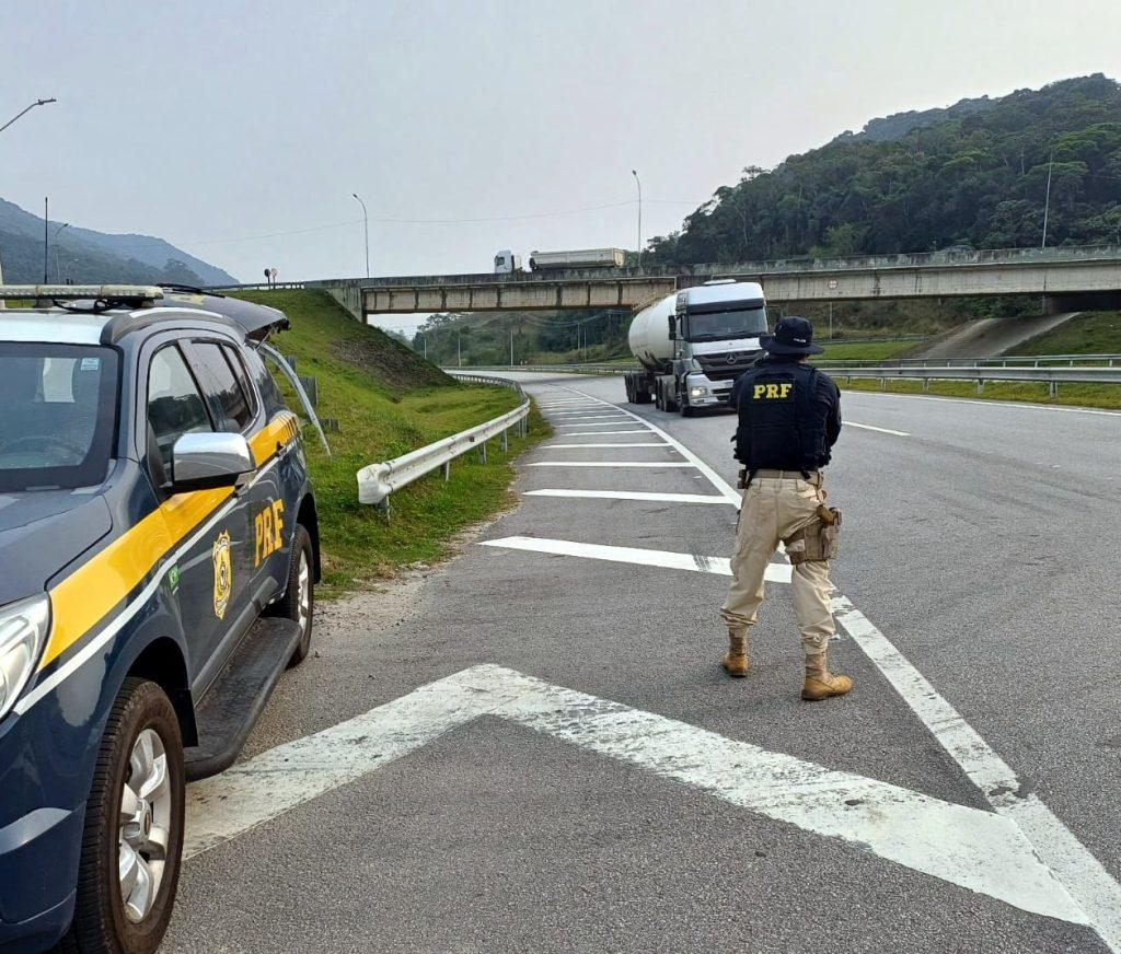 Carros são flagrados a 184km/h em rodovia de SC