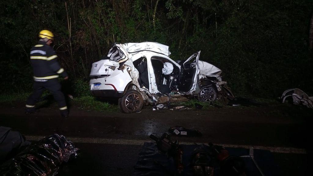 Colisão entre carro e caminhão deixa três mortos presos às ferragens na BR-282 em SC