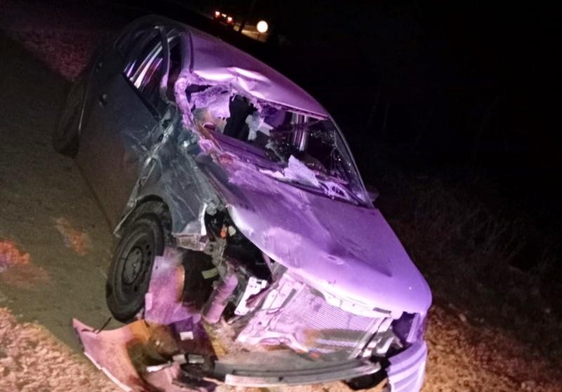 Duas pessoas ficam feridas após carro bater na traseira de trator