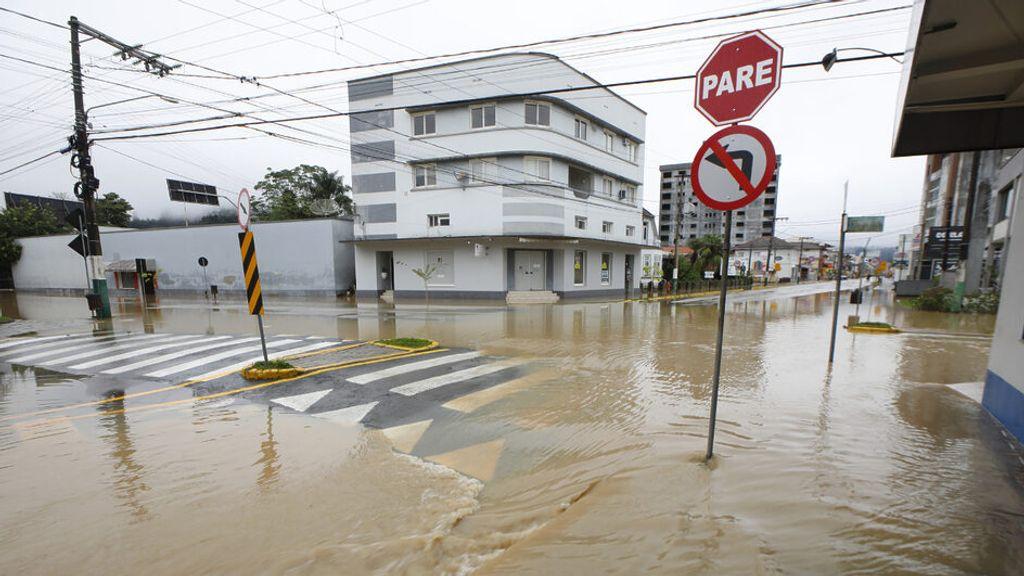 Fim de ano em SC traz mês chuvoso, La Niña e risco de eventos extremos, diz previsão