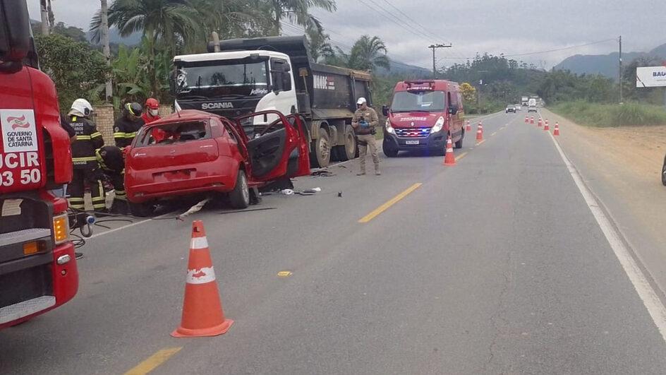 Homem de 31 anos morre após carro bater em caminhão parado, em Jaraguá do Sul