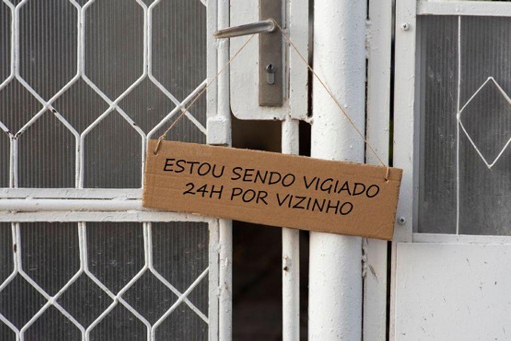 Homem instala placa ‘estou sendo vigiado 24 horas por vizinho’ e leva processo em SC