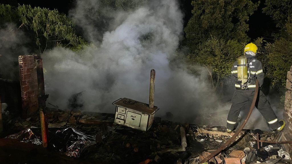 Homem morre durante incêndio em residência no Oeste de SC