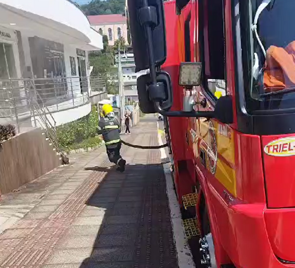 Incêndio atinge salas comerciais em Luzerna no início da tarde desta segunda-feira