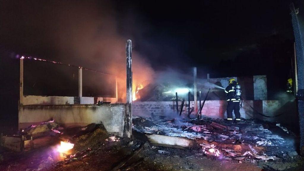 Incêndio em galpão mata cabritos e ovelhas no Oeste de SC