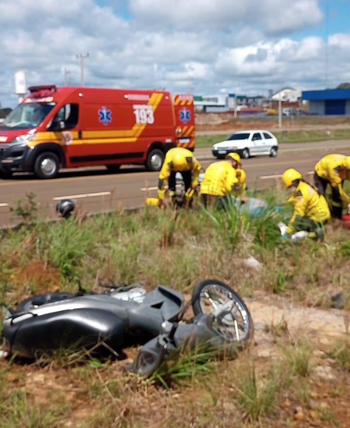 Motociclista fica ferido após bater na traseira de caminhão em Campos Novos