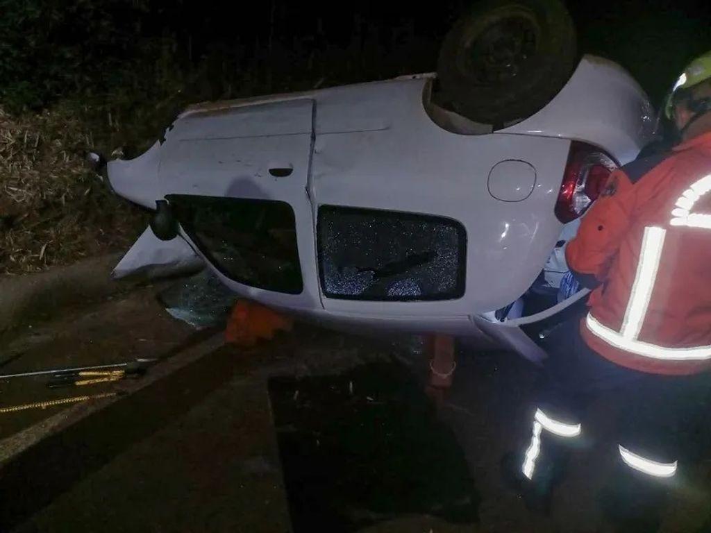 Motorista capota carro e acaba preso portando uma pistola 9mm