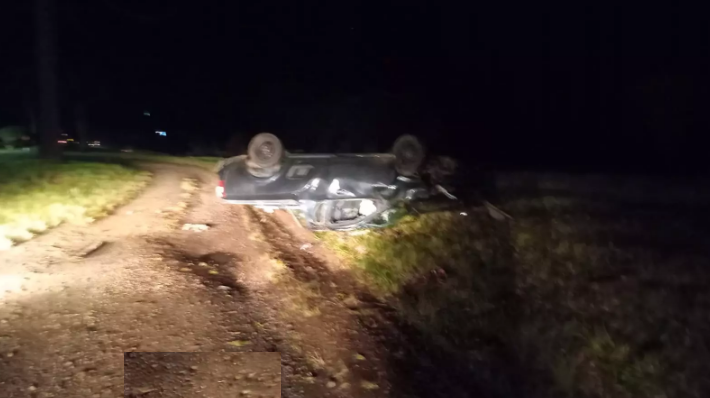 Motorista é ejetado do carro após capotar na BR-282