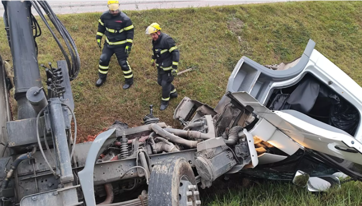 Motorista fica ferido após perder controle de caminhão e cair em vala na BR-470