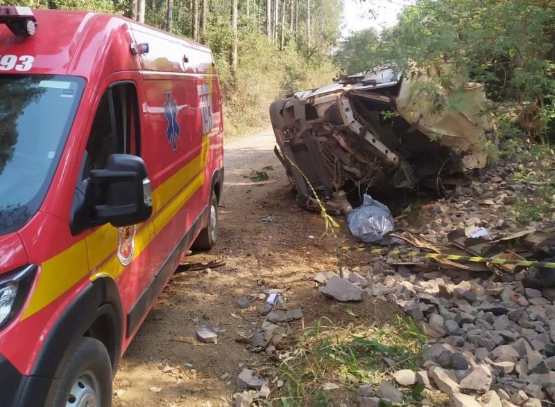 Motorista morre após caminhão tombar no interior de Joaçaba