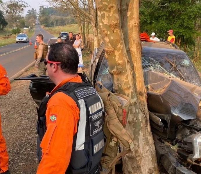 Motorista morre após caminhonete colidir contra árvore na SC-283