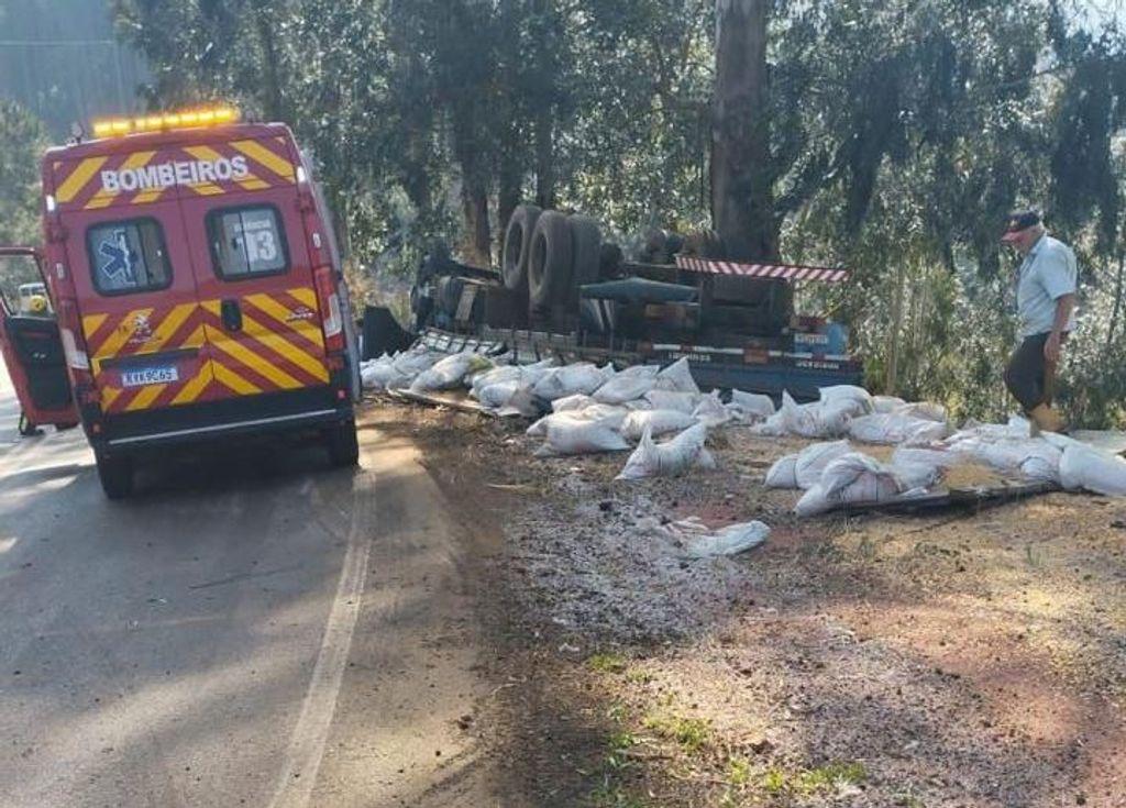 Motorista morre em tombamento de caminhão no Oeste de SC