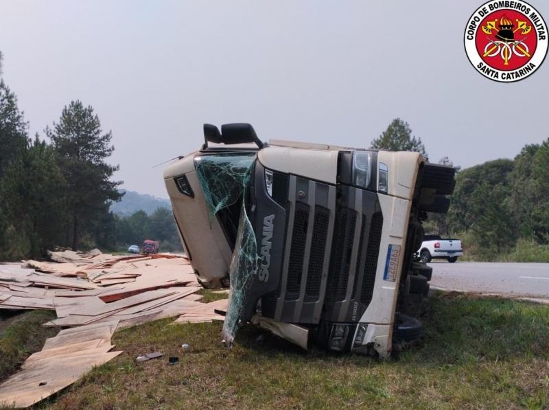 Motorista sofre escoriações ao capotar carreta na BR-470