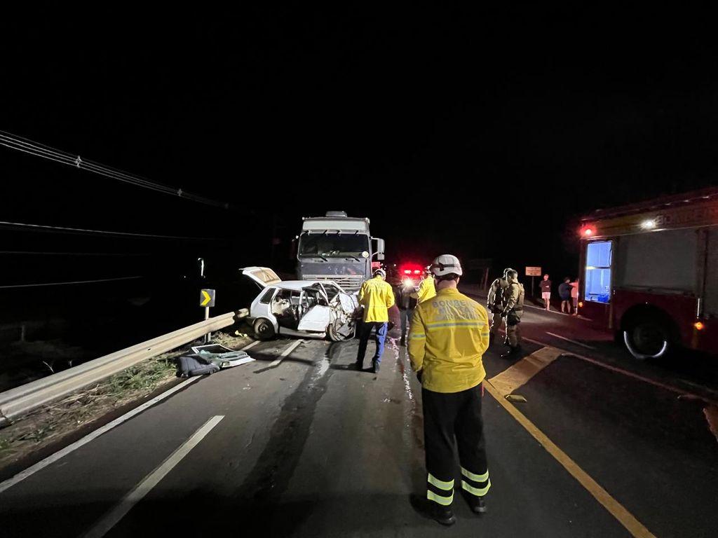 Mulher morre em acidente entre carro e caminhão no Oeste