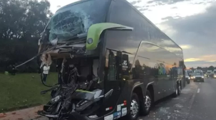 Ônibus que saiu de SC se envolve em acidente e motorista morre no RS