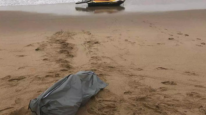 Pescador encontra corpo boiando no mar em Balneário Camboriú