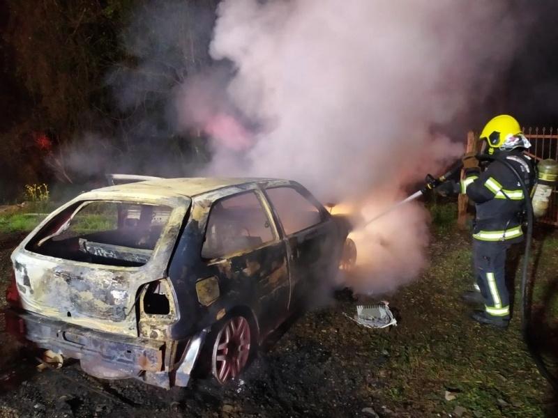 Polícia Militar encontra carro em chamas no acesso de Herval