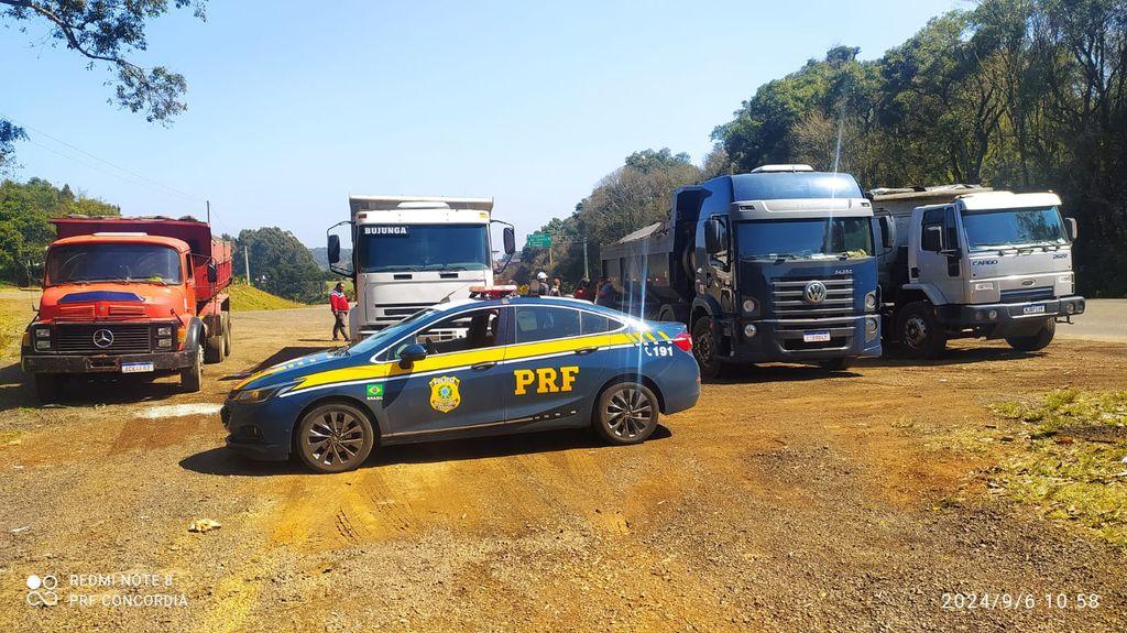 PRF flagra quatro caminhões com 32 toneladas de excesso e recolhe veículos na BR-282