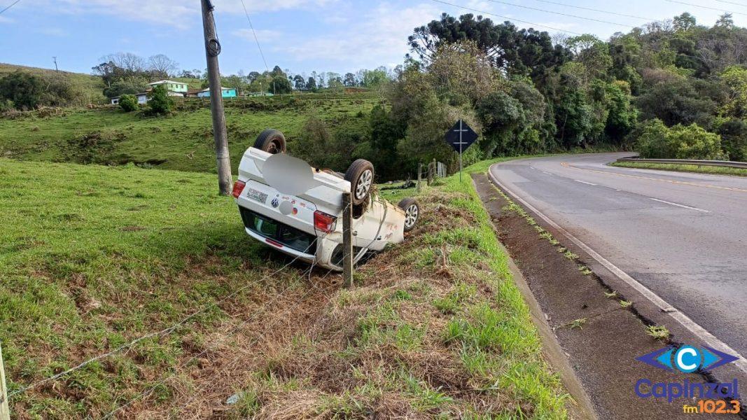 Veículo sai da pista e capota na SC-150, em Lacerdópolis