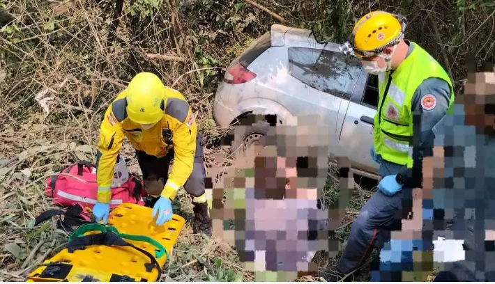 Veículo sai da pista e capota no Oeste de SC