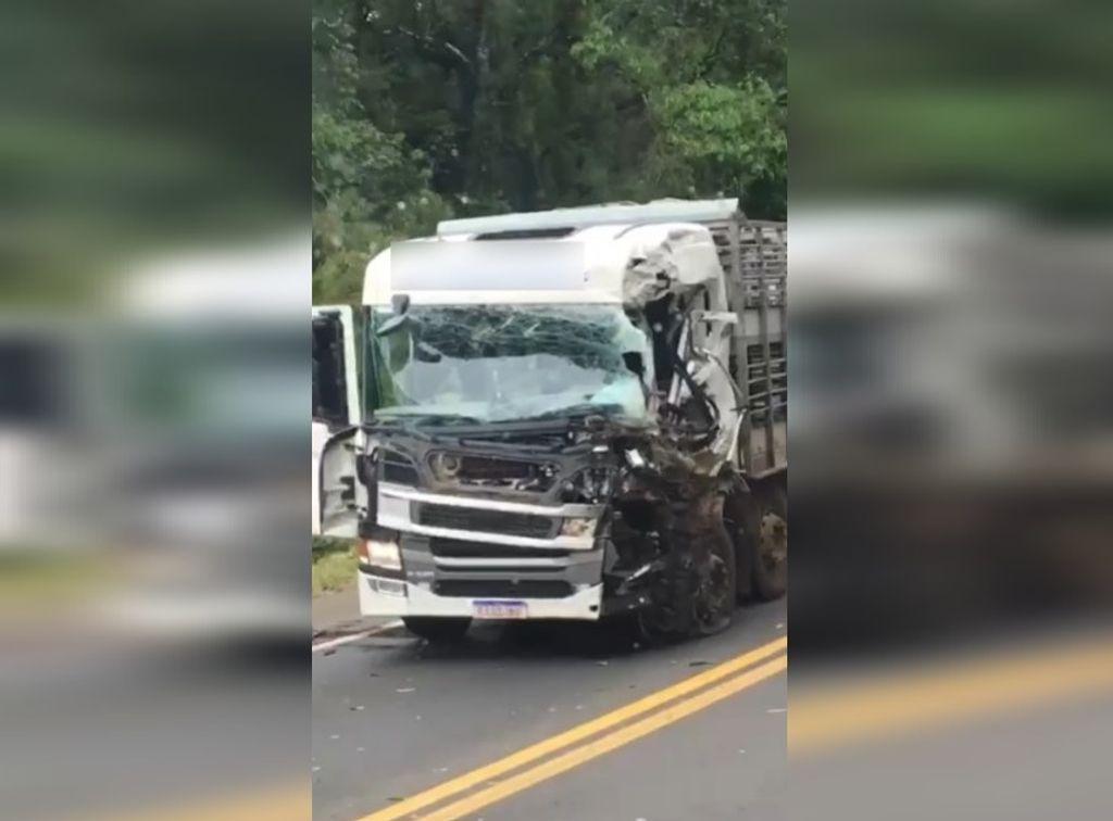 Acidente entre dois caminhões é registrado na BR-282, em Catanduvas