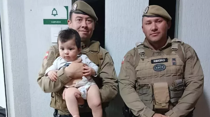 Bebê de oito meses é reanimado pela Polícia Militar após cair do sofá e entrar em convulsão