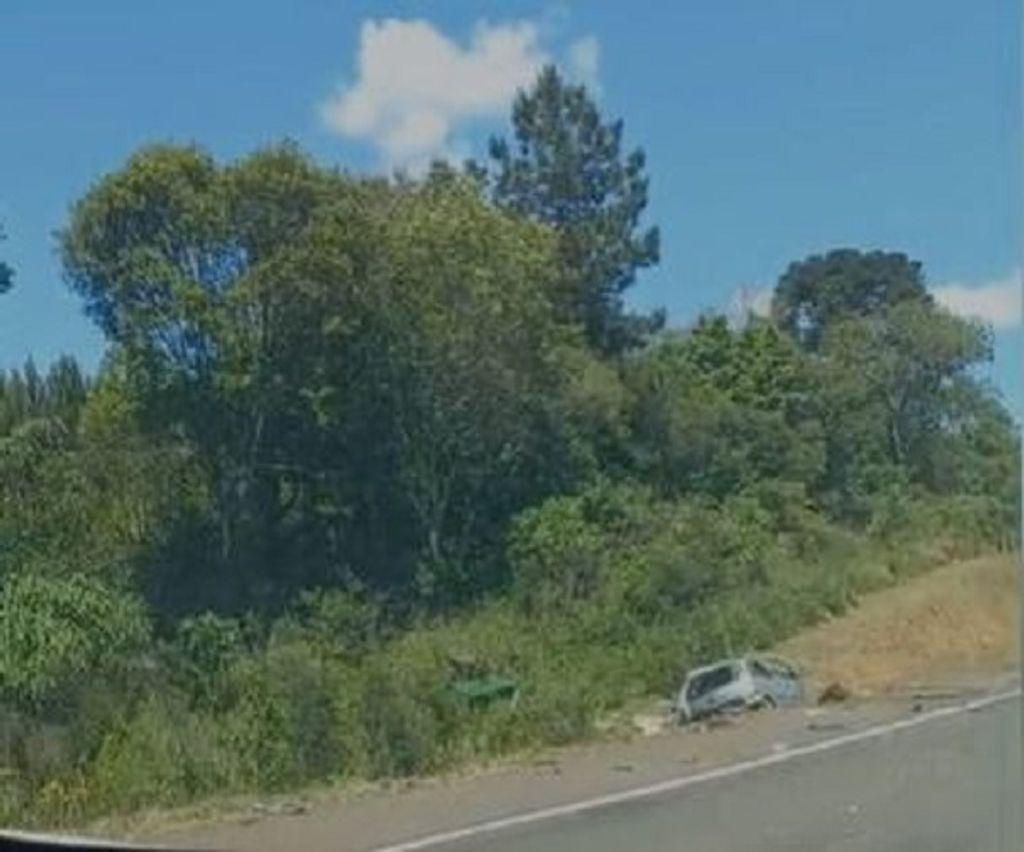 Caminhão e carro colidem e vão parar fora da pista na BR-282