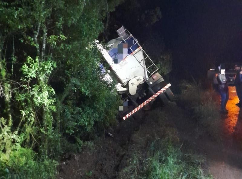 Caminhoneiro fica preso às ferragens após colisão em barranco na BR-470